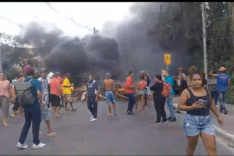 Moradores do Vargem Grande protestam contra derrubada de casas