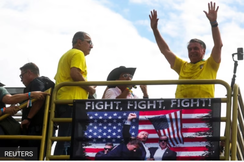 Manifestação de Bolsonaro carrega foto de Donald Tramp